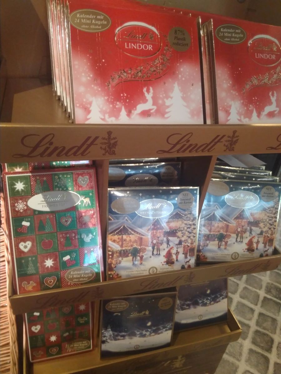 Typisches Bild Schokoladen Weihnachtskalender im Supermarktregal